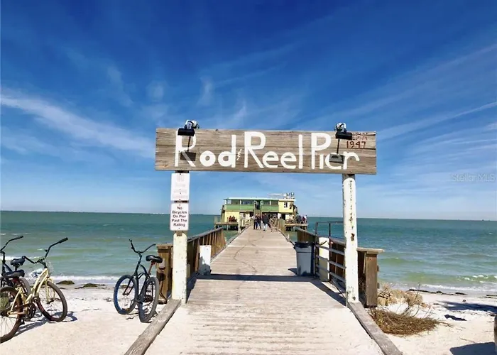 Ami/Holmes Beach - 3/2 Home - Private Heated Pool And Yard - Walk To Beach