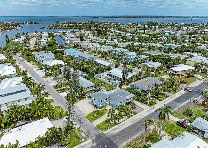 Ami Sand Dollar: Dog Friendly, Private Pool, 2 Blocks To Beach By Anna Maria Life Vacation Rentals